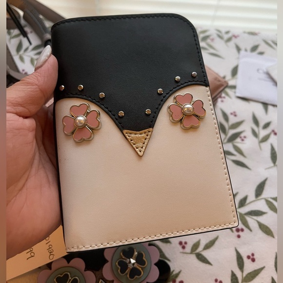 the cutest passport holder in town - Picture 2 of 4